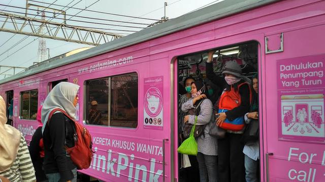 Menuntut Emansipasi di Gerbong KRL, Cetek Amat?