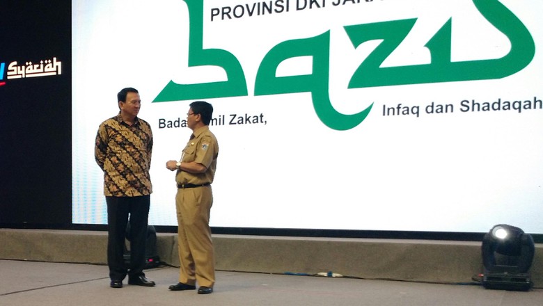 Ahok Membayar Zakat