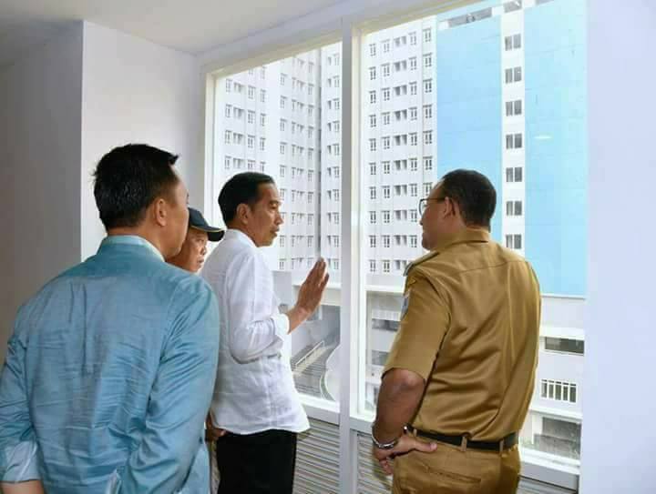 Pesan Politik di Balik Kacak Pinggangnya Anies di Depan Jokowi