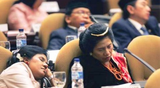 Ingin Terhormat, Kalian Jangan Ngorok Waktu Sidang Soal Rakyat