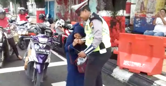 Bukan Objek Bullying, Stop Hakimi Ibu Penggigit Tangan Polisi!