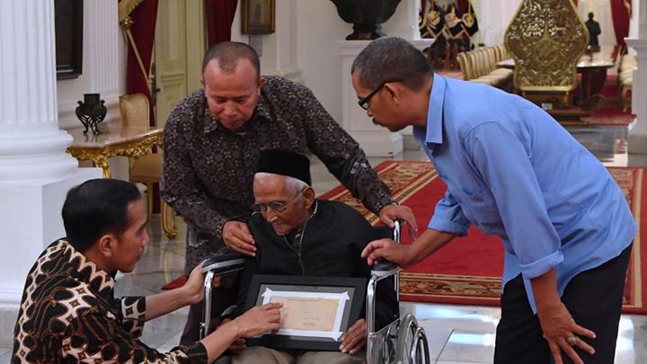 Mari Jokowi Lagi (3): Jongkok Menyambut Nyak Sandang