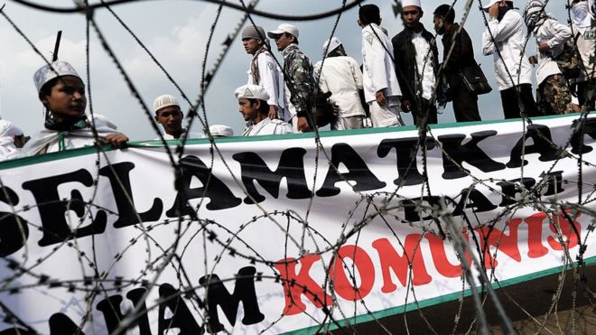 Massa yang tergabung dalam Forum Umat Islam, Dewan Dakwah Islamiyah Indonesia dan MUI Kota Bogor melakukan aksi penolakan terhadap paham komunis PKI di Gedung DPRD Kota Bogor, Jawa Barat, Rabu (30/9).