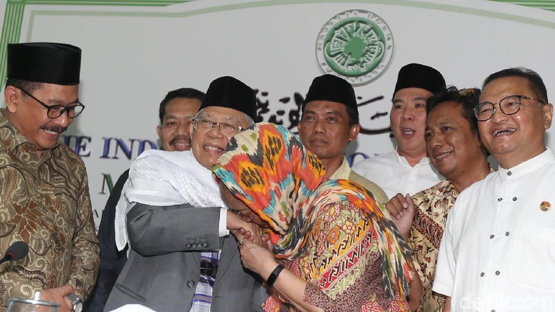 Makna Sukmawati Cium Tangan Ma'ruf Amin Sampai Dua Kali