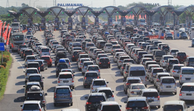 Kerja Seorang Pelayan Menyambut Hari Kemenangan