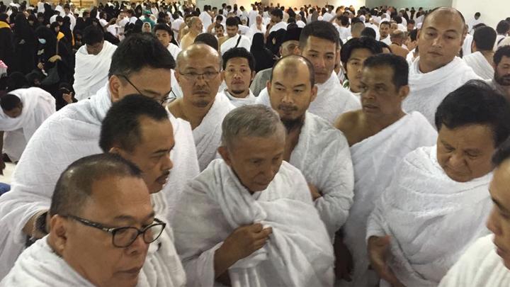 Politikus Pergi Umroh dengan Doa-doanya yang Khusuk