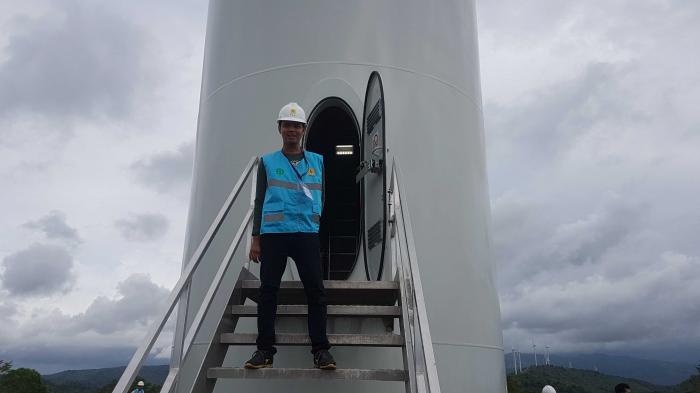 Hangatnya Memeluk "Gadis" Bukit Sidrap Berupa Kincir Angin Raksasa