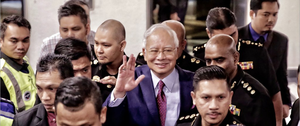 Najib Razak Ditahan Semalam, Rosma Orasi di Depan Pendukung Suami