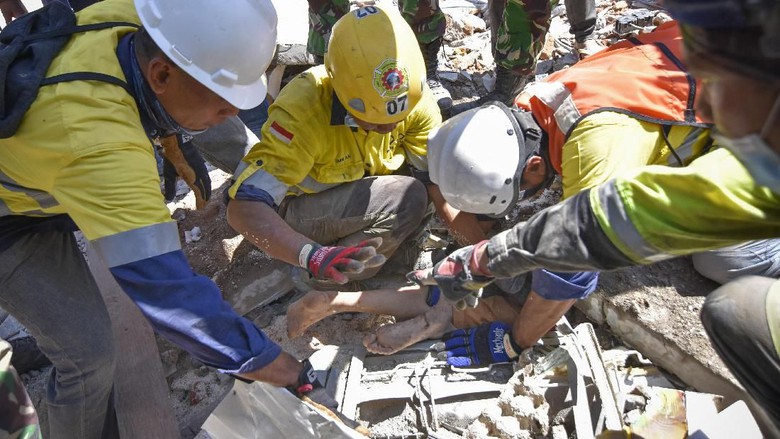 Dua Napas Nadia, Tertimbun Reruntuhan 2 Hari Mahasiswi Ini Selamat