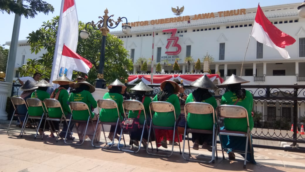 “Green Woman” Lakardowo Menuntut Gubernur Soekarwo