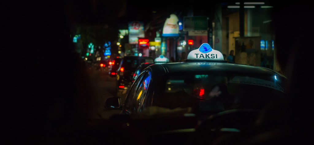 Cerita Cinta Sopir Taksi Menanti Istrinya Menjadi Dokter